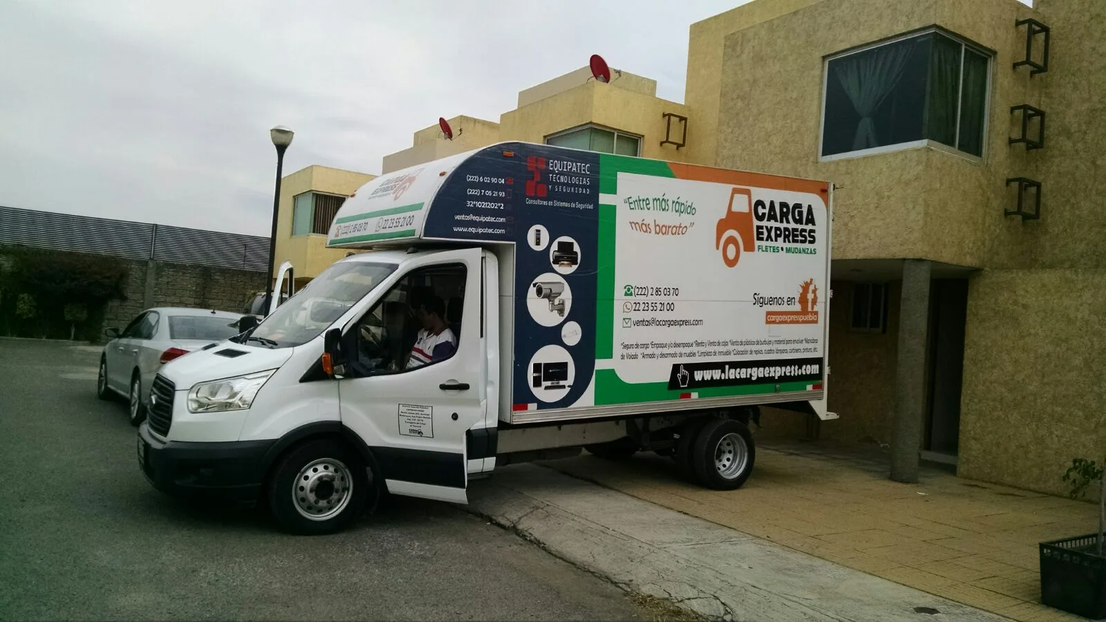 Camión de Mudanzas Carga Express en operación